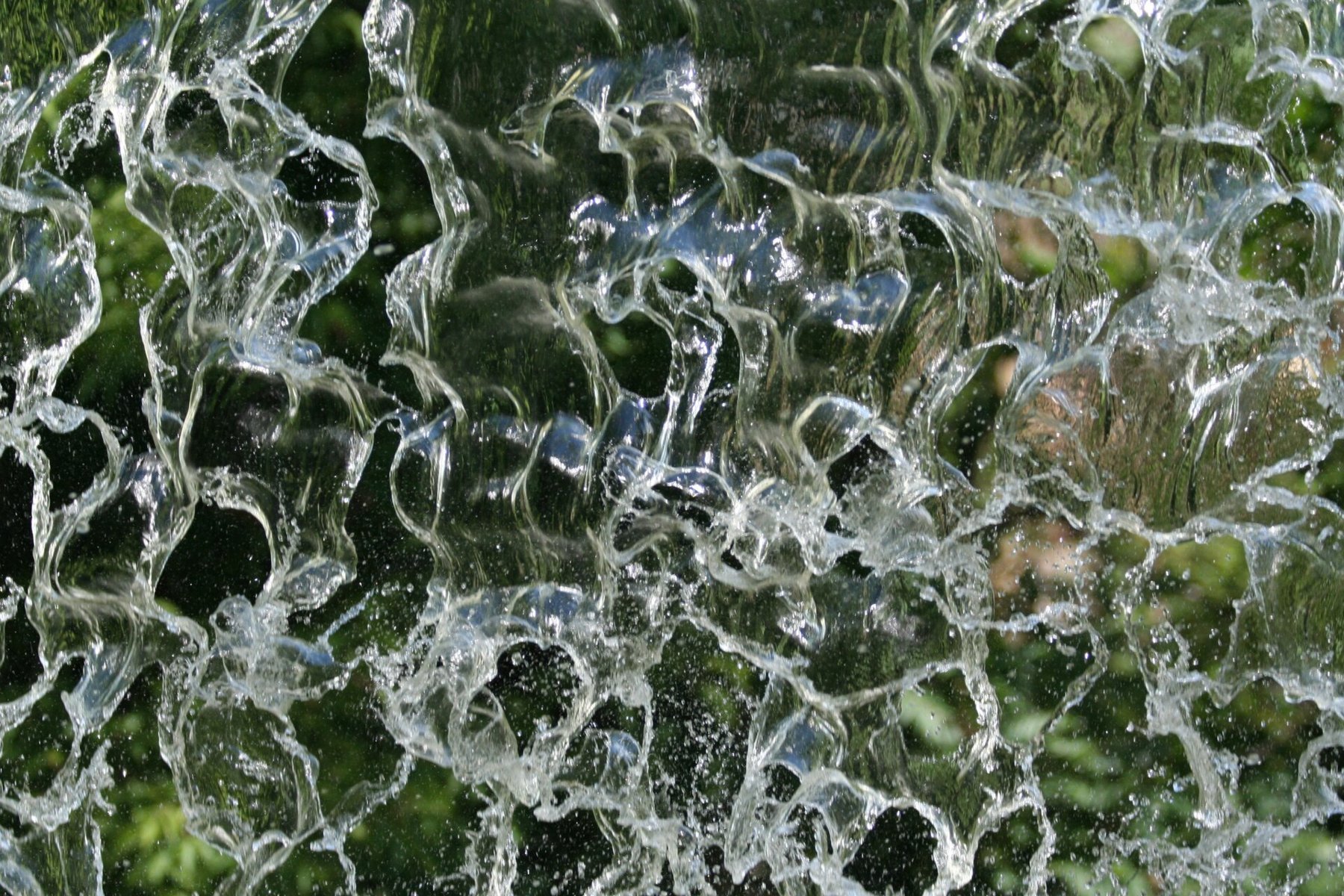 Water photographed with a short exposure of 1/2000 second.